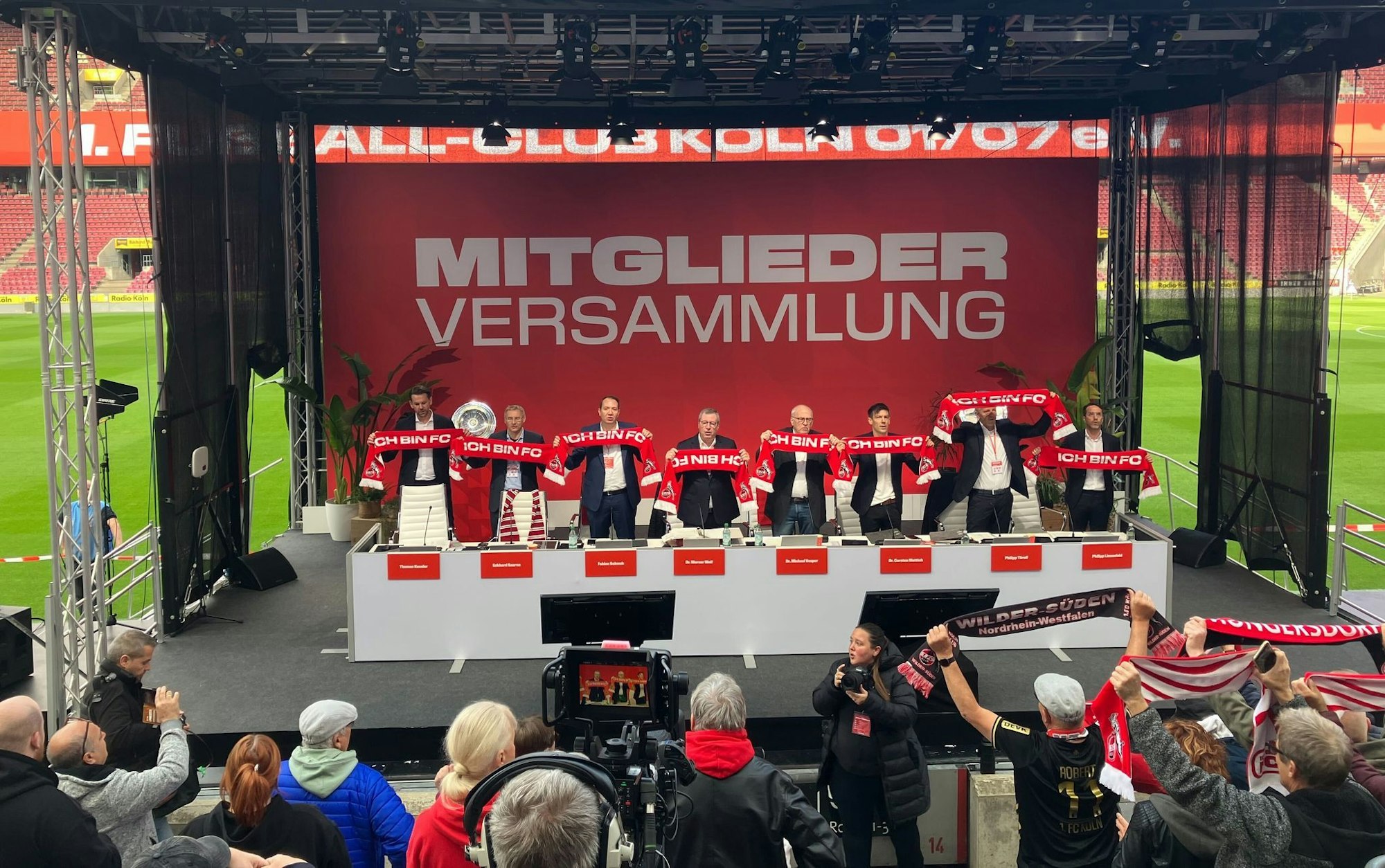 Das Podium bei der Mitgliederversammlung des 1. FC Köln.