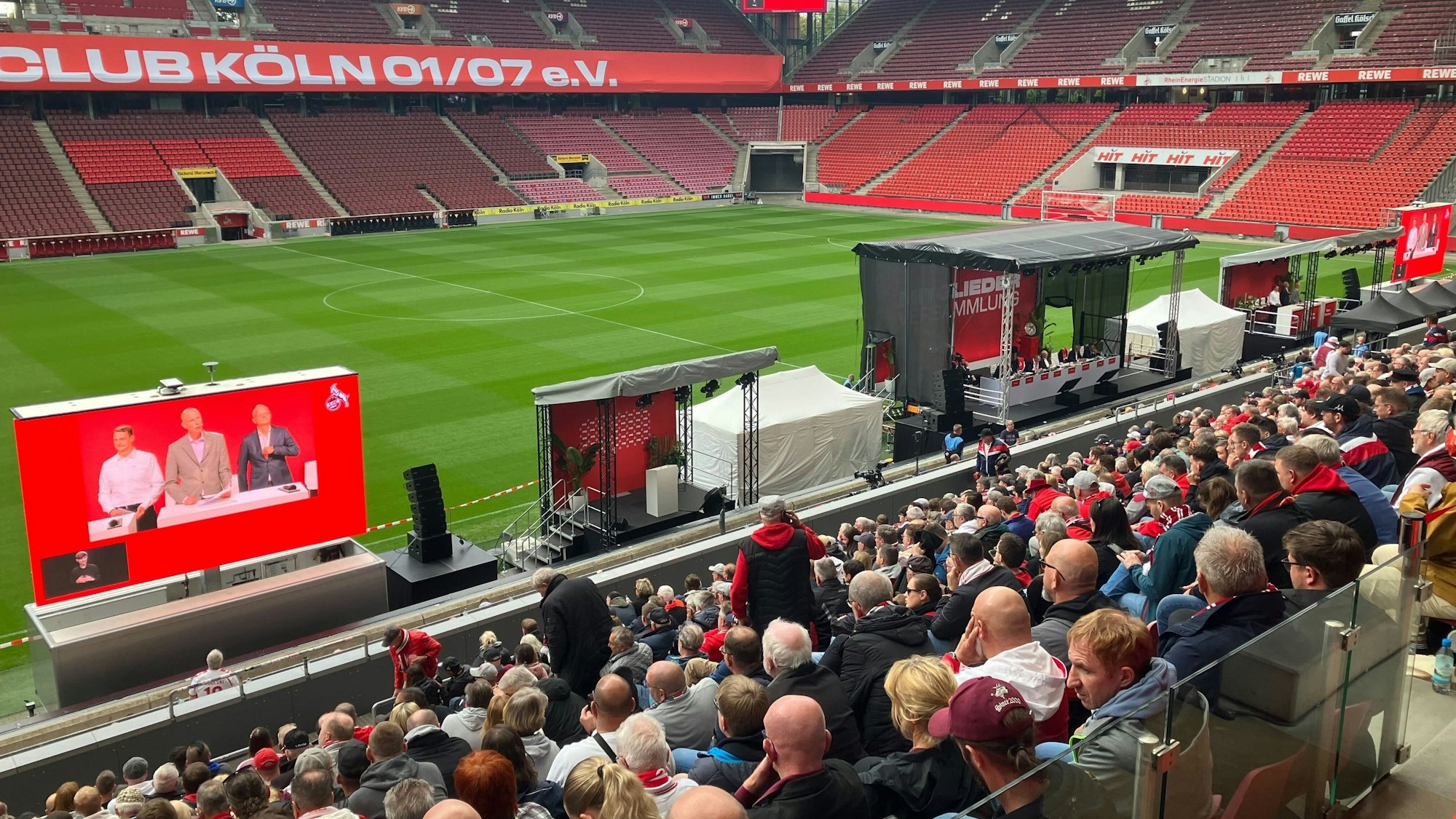 Mehr als 5500 Mitglieder kamen ins Rhein-Energie-Stadion zur Mitgliederversammlung des 1. FC Köln.