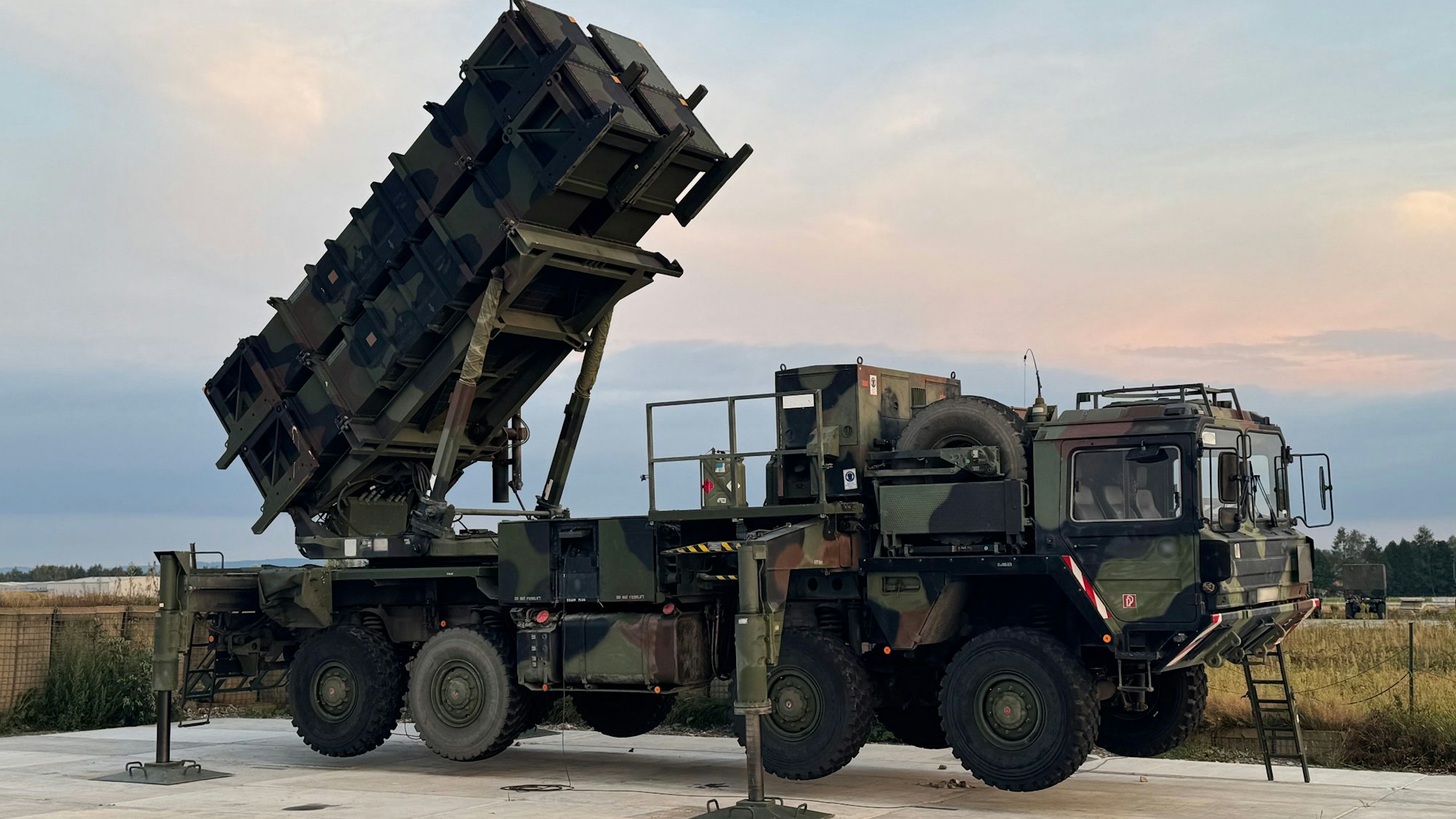 01.09.2025, Polen, Rzeszow: Ein Patriot-Luftabwehrsystemen der Bundeswehr steht auf dem Flughafen. Foto: Michael Fischer/dpa - ACHTUNG: Schilder und Kennzeichen wurden gepixelt. +++ dpa-Bildfunk +++