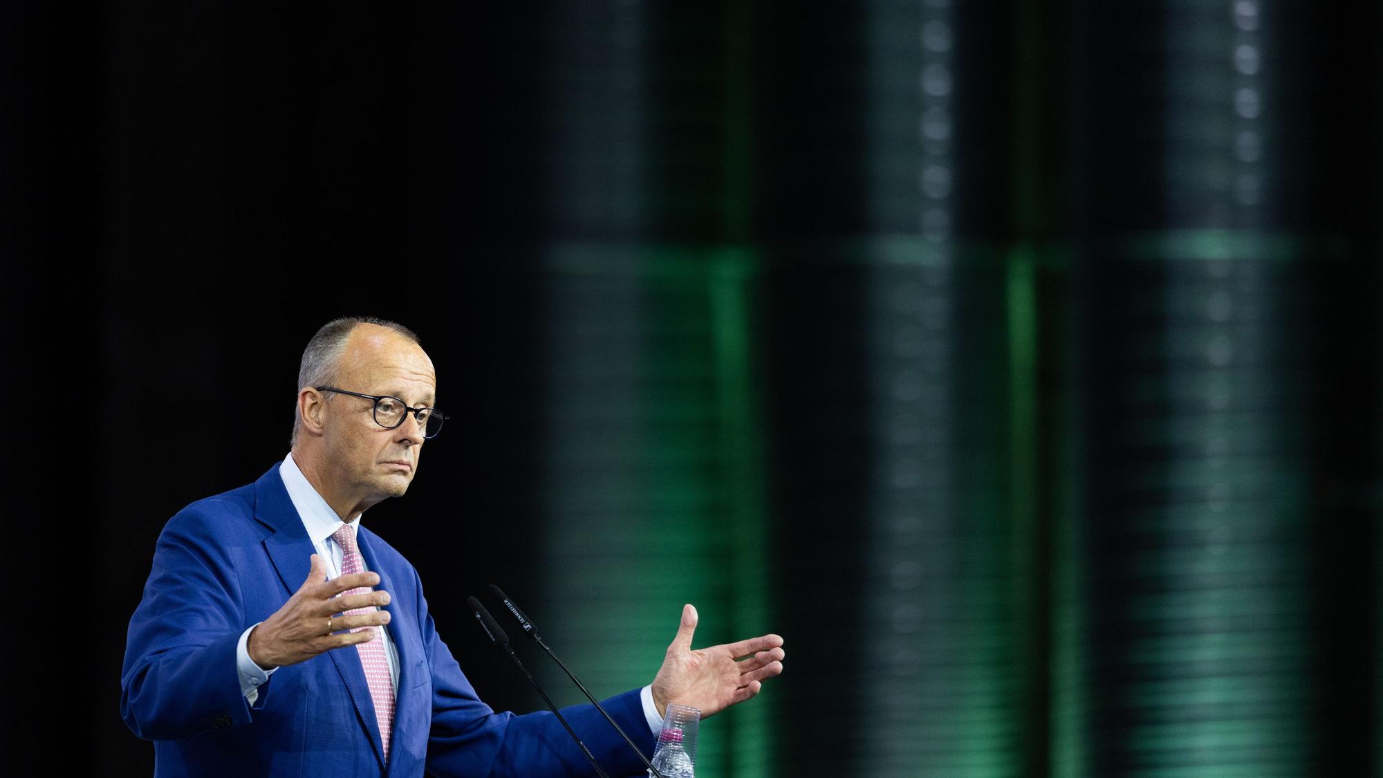 Bundeskanzler Friedrich Merz (CDU) spricht am Freitag (26. September) beim Mittelstandstag in der Motorworld in Köln.