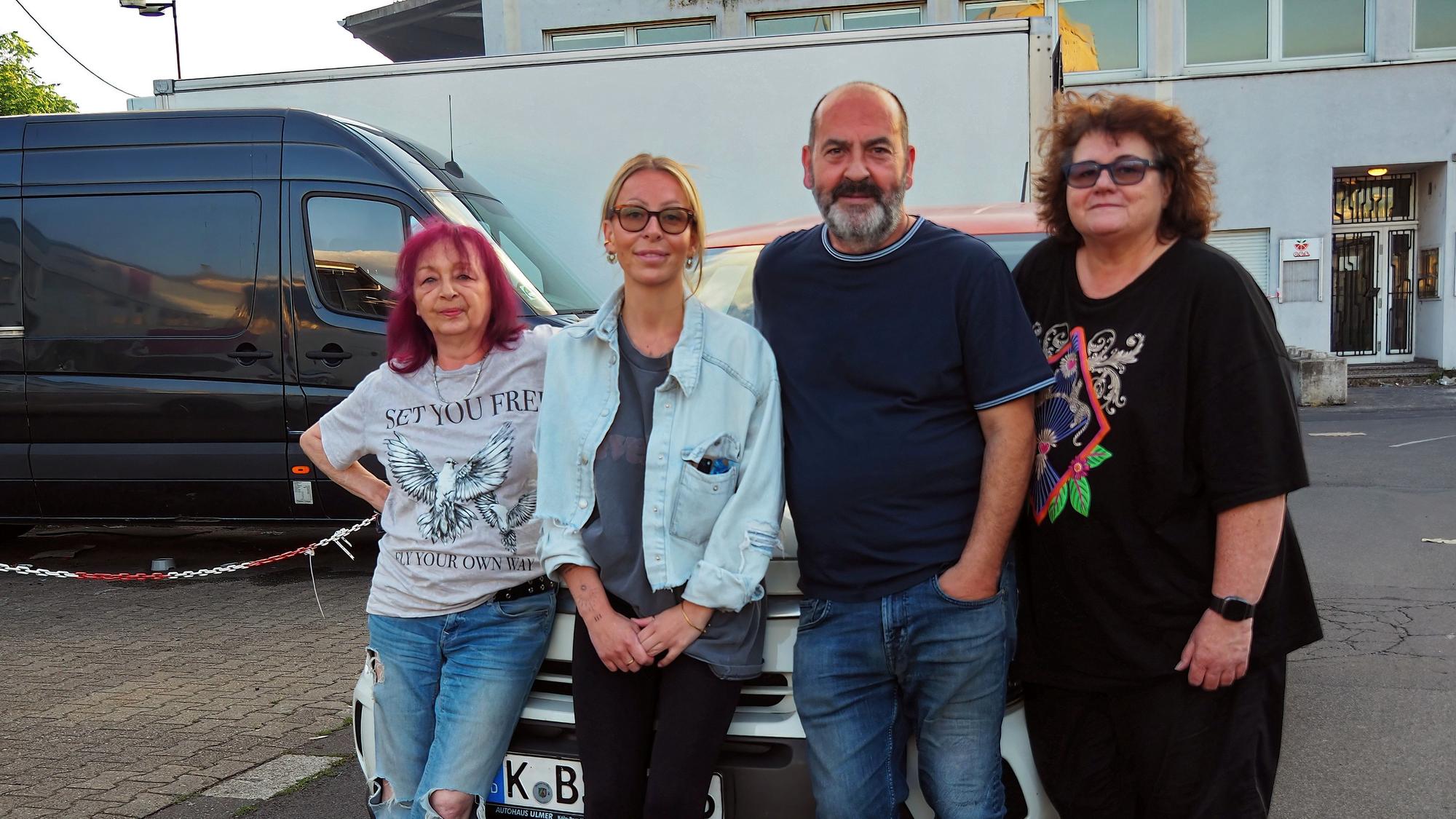 Gabriela Biesek (Straßenkatzen Köln), Mania Leveringhaus, Händler Bruno Spatola, Cerstin Heinrichs (Katzenschutzbund Köln) und ihre Mitstreiter wollen die freilebenden Katzen vom Großmarkt umsiedeln.