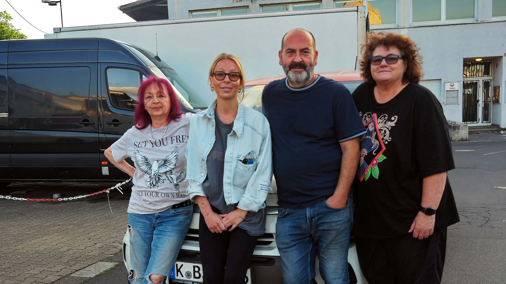 Gabriela Biesek (Straßenkatzen Köln), Mania Leveringhaus, Händler Bruno Spatola, Cerstin Heinrichs (Katzenschutzbund Köln) und ihre Mitstreiter wollen die freilebenden Katzen vom Großmarkt umsiedeln.