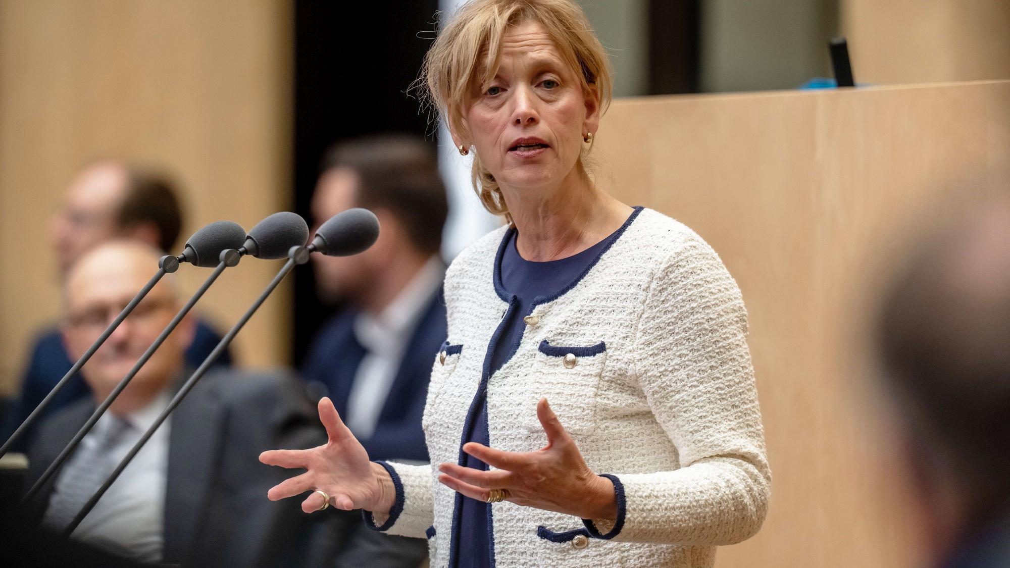 26.09.2025, Berlin: Karin Prien (CDU), Bundesministerin für Bildung, Familie, Senioren, Frauen und Jugend, spricht im Bundesrat. Foto: Michael Kappeler/dpa +++ dpa-Bildfunk +++