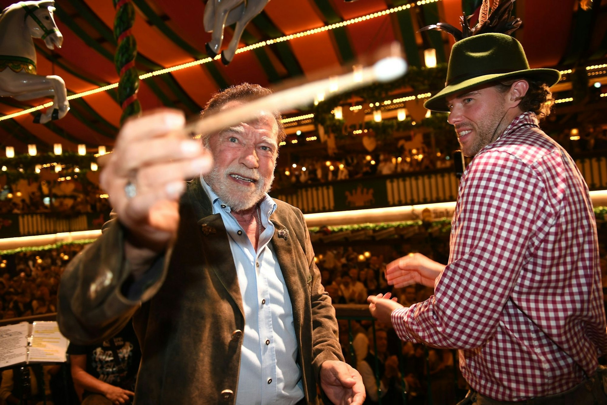 Frohgelaunt griff der «Terminator» im Marstall-Festzelt zum Taktstock.