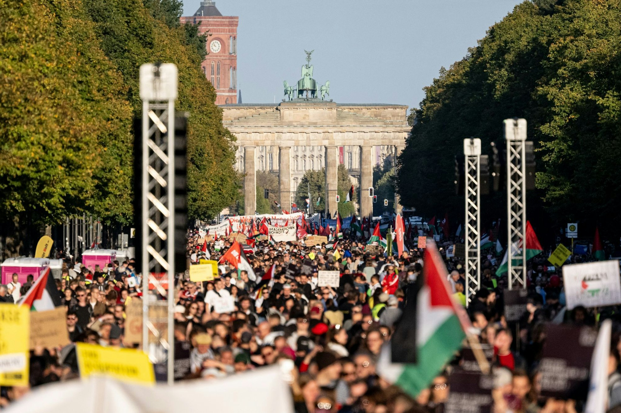 Mehr als 100.000 Menschen haben nach Schätzung der Veranstalter am Gaza-Protest teilgenommen. Die Polizei nannte etwas niedrigere Zahlen.