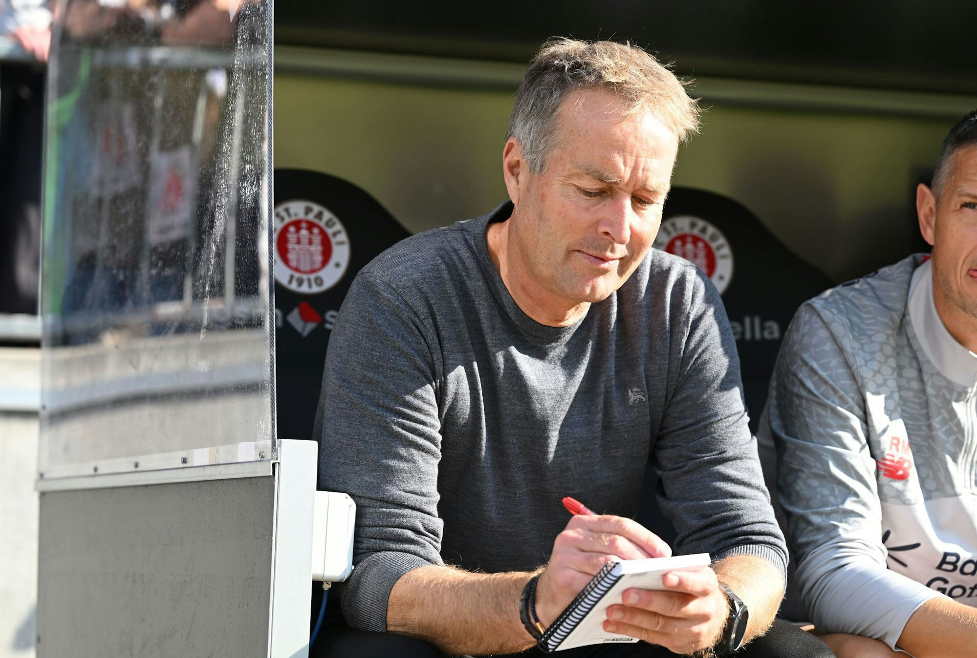 Hatte sich im Spiel beim FC St. Pauli viel zu notieren: Bayer-Trainer Kasper Hjulmand.