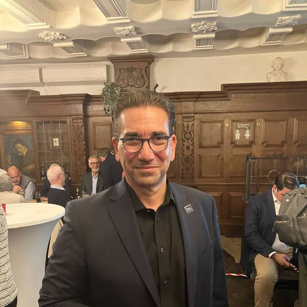 CDU-Kandidat Guido Déus bei der Wahlpartei seiner Partei im Traditionslokal Em Höttche.