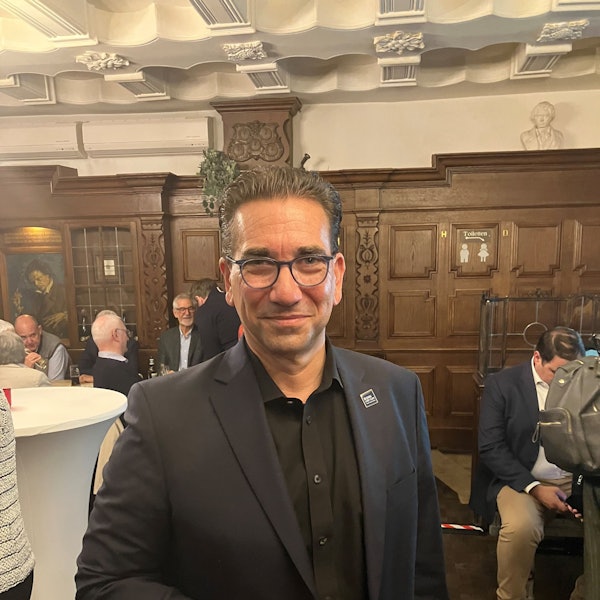 CDU-Kandidat Guido Déus bei der Wahlpartei seiner Partei im Traditionslokal Em Höttche.