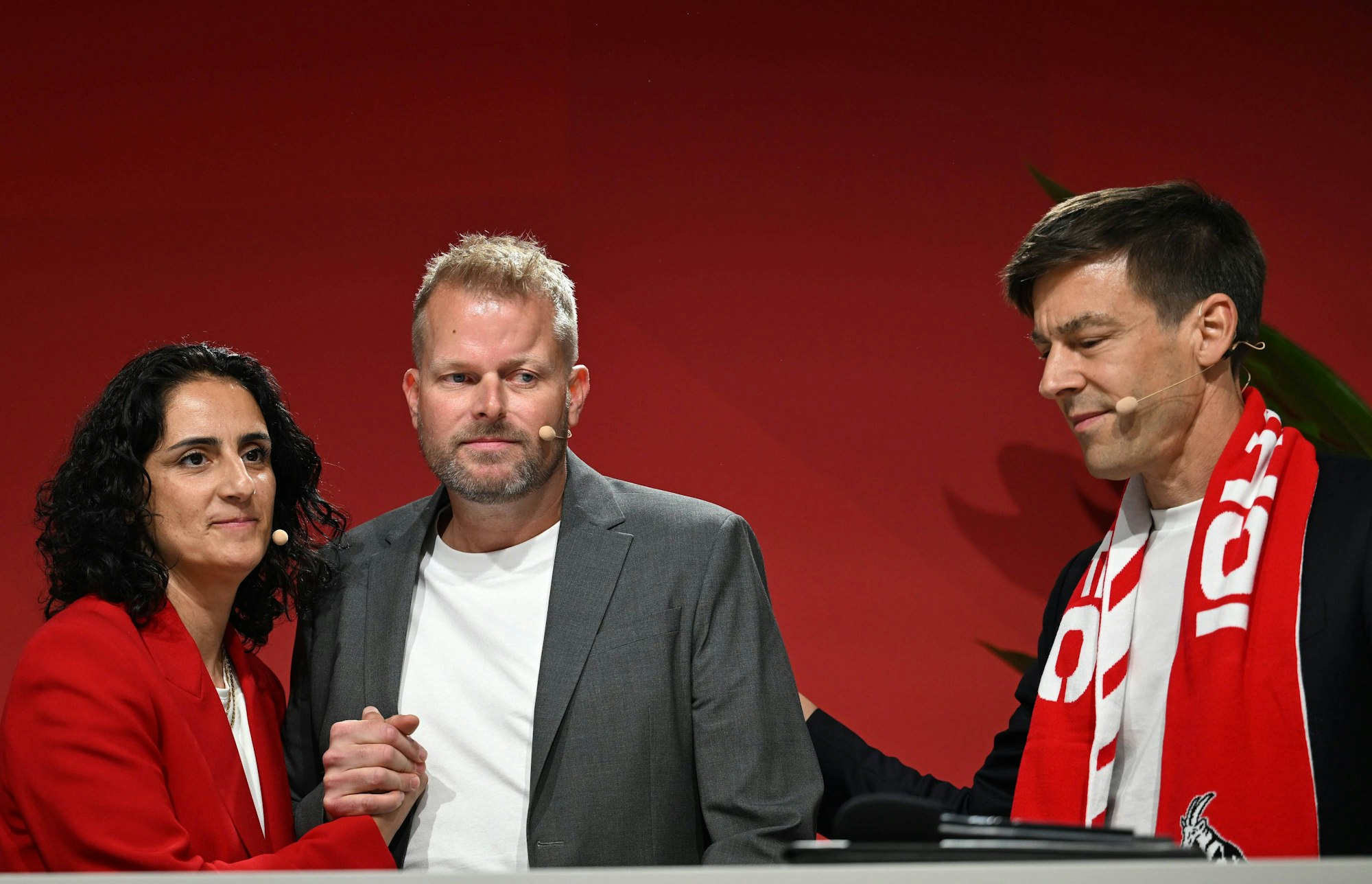 Wilke Stroman bei der Vorstandswahl des 1. FC Köln am 27. September mit seinem Team Tuğba Tekkal (l.) und Carsten Wettich
