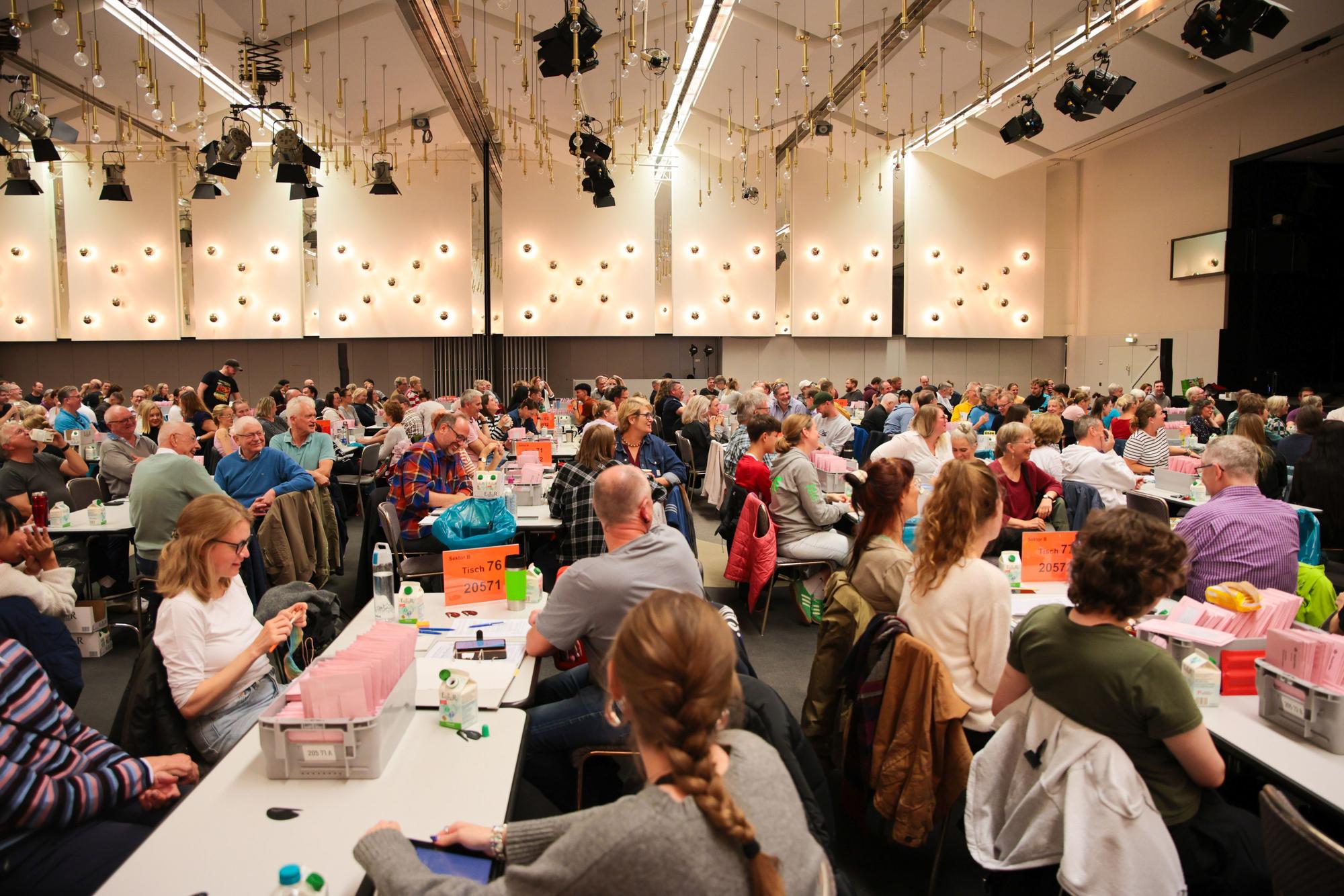 Im Briefwahlzentrum herrscht bereits um 16.30 Uhr am Sonntag (28. September reges Treiben. Hier werden nach 18 Uhr die Stimmen der Breifwählerinnen und Briefwähler ausgewertet.