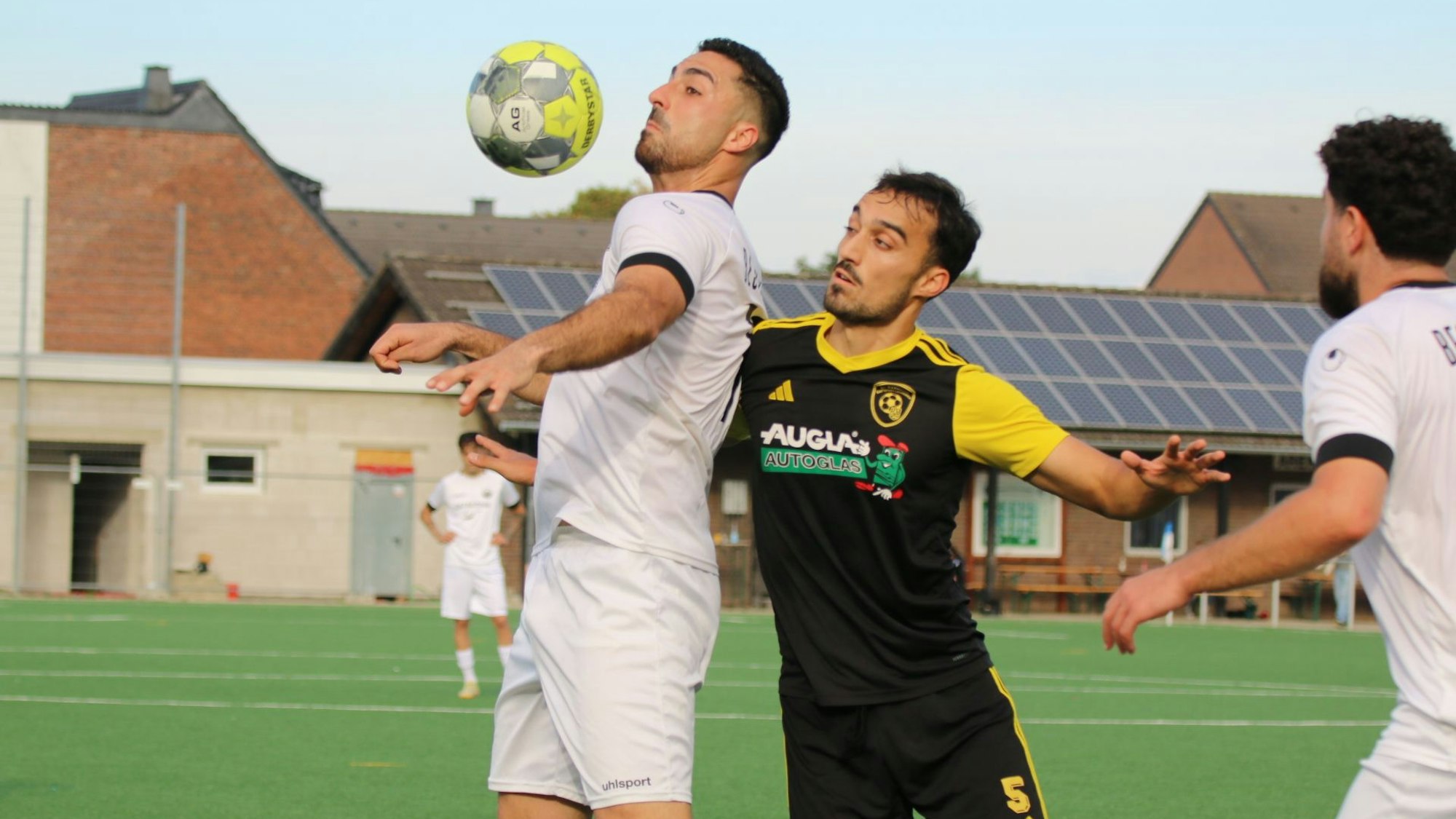 Das Bild zeigt den Offensivspieler, der den Ball mit der Brust abschirmt.