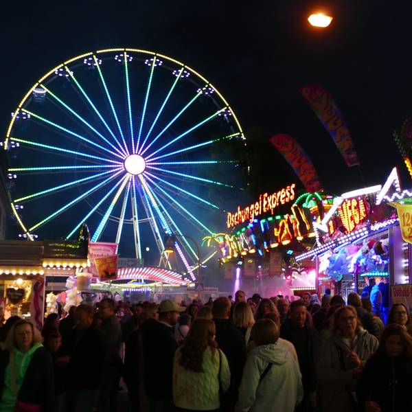 Die Eitorfer Kirmes erstrahlt am Abend in hellen Farben.