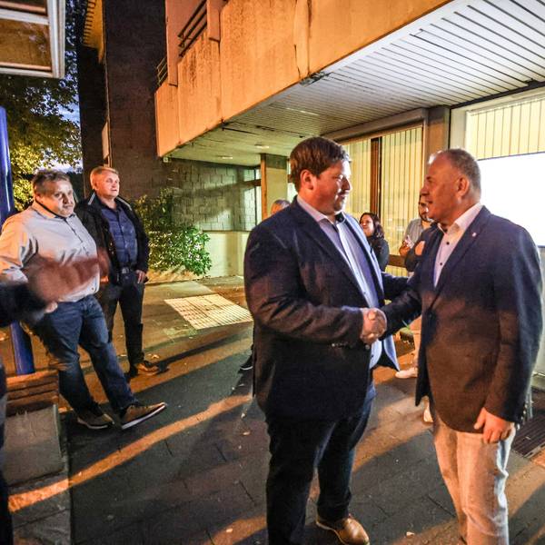 Der Amtsinhaber Frank Steffes (r.) gratuliert Wahlsieger Maurice Winter.