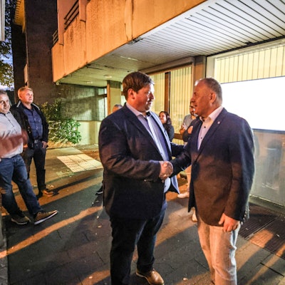 Der Amtsinhaber Frank Steffes (r.) gratuliert Wahlsieger Maurice Winter.