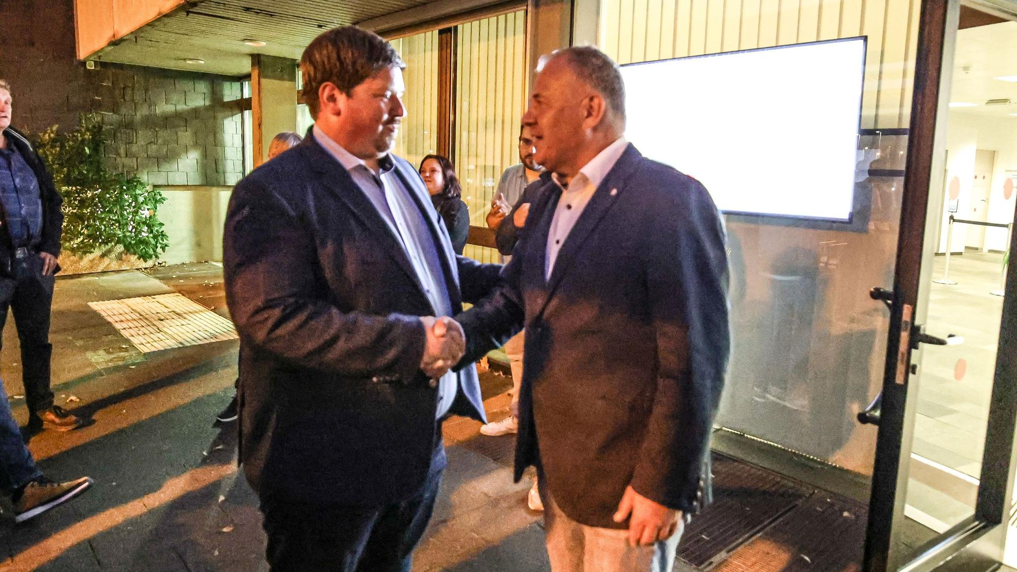 Der Amtsinhaber Frank Steffes (r.) gratuliert Wahlsieger Maurice Winter.