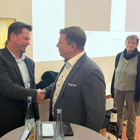 Jan Gutowski nimmt die Glückwünsche von seinem Gegenkandidaten René Kauffmann entgegen.