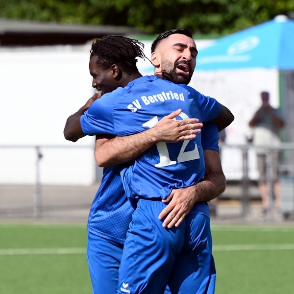 08.09.2024, Fussball-Bergfried Leverkusen-Pulheim
hinten: Taha Can Uluc (Torschütze zum 1:0 für Bergfried)
vorne: Walter Famakinwa (Bergfried Leverkusen)
Foto: Uli Herhaus