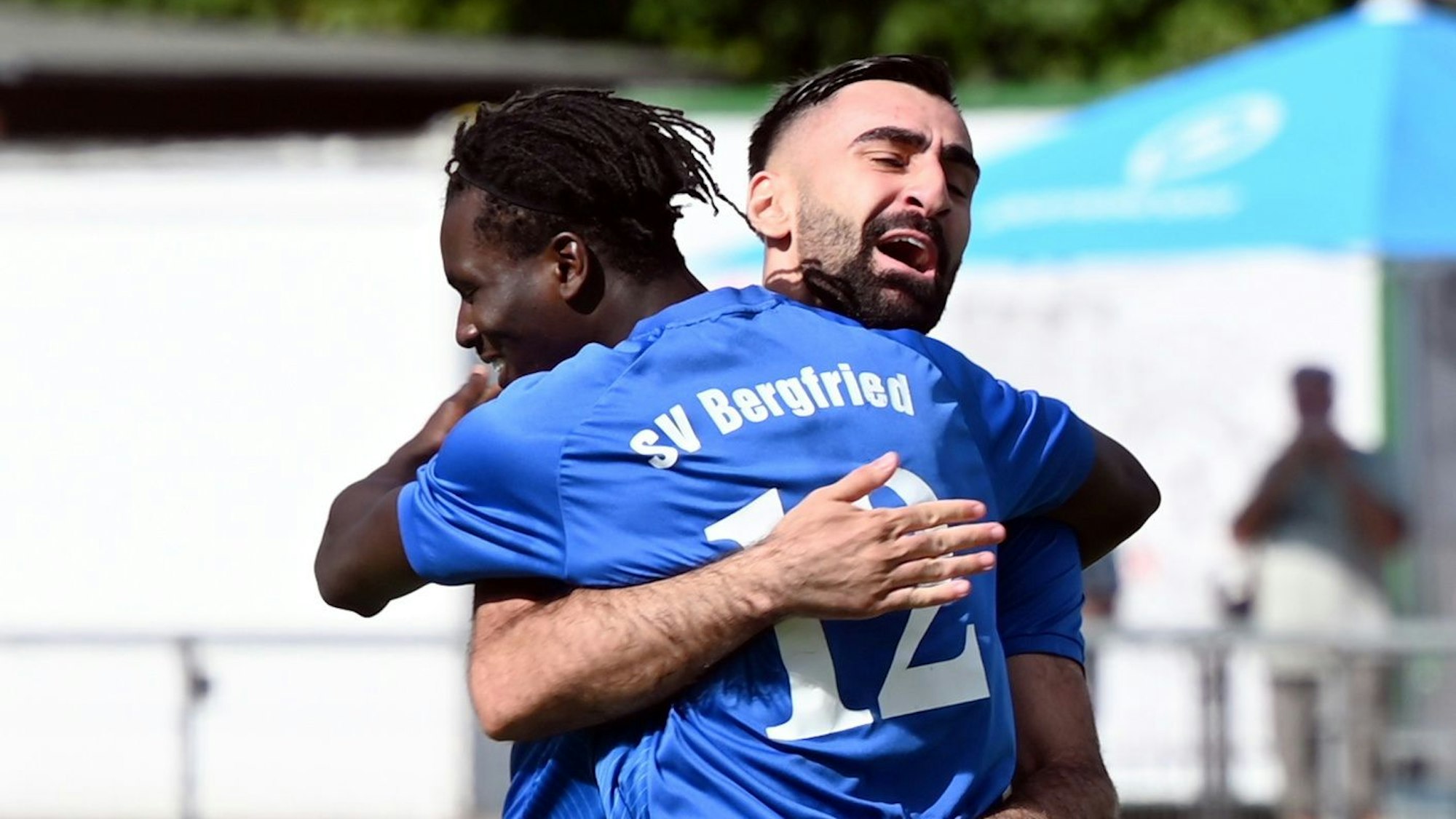 08.09.2024, Fussball-Bergfried Leverkusen-Pulheim
hinten: Taha Can Uluc (Torschütze zum 1:0 für Bergfried)
vorne: Walter Famakinwa (Bergfried Leverkusen)
Foto: Uli Herhaus