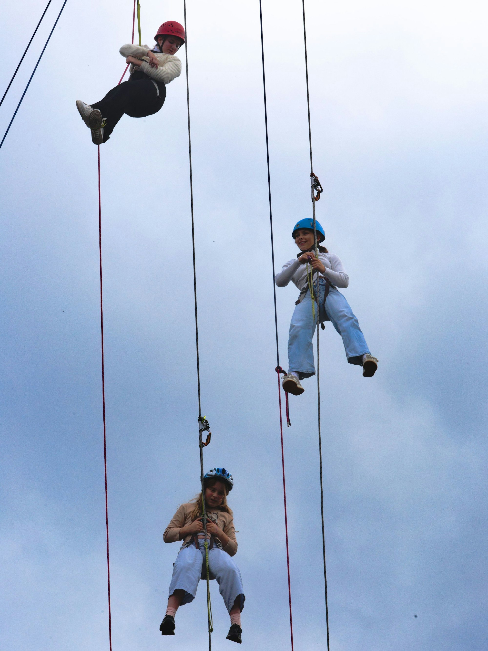 Den Kindern wurden viele Attraktionen geboten, zum Angebot gehörte auch das Seilklettern am Kran.