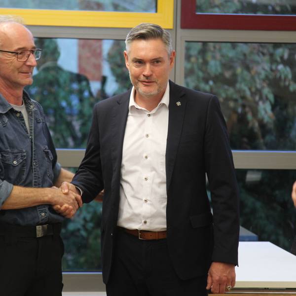 Bei der Stichwahl in der Kommune Much hat Karsten Schäfer (Mitte) mit 54,1 Prozent gegen Thomas Glass (l.) gewonnen.