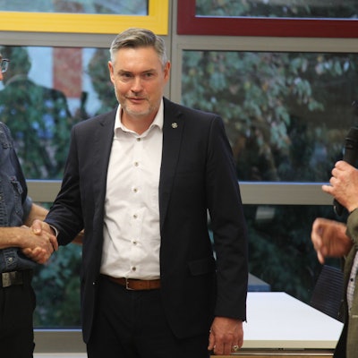 Bei der Stichwahl in der Kommune Much hat Karsten Schäfer (Mitte) mit 54,1 Prozent gegen Thomas Glass (l.) gewonnen.