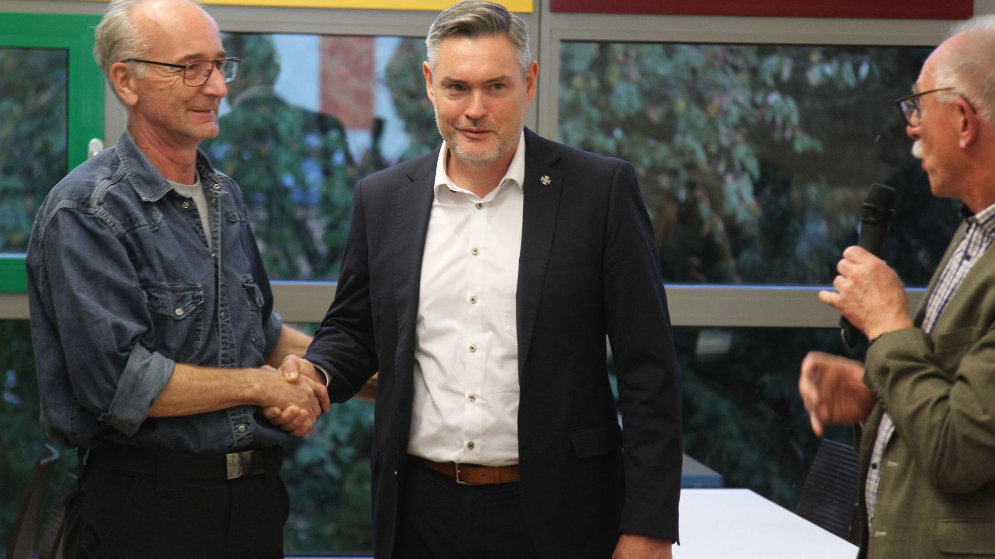Bei der Stichwahl in der Kommune Much hat Karsten Schäfer (Mitte) mit 54,1 Prozent gegen Thomas Glass (l.) gewonnen.