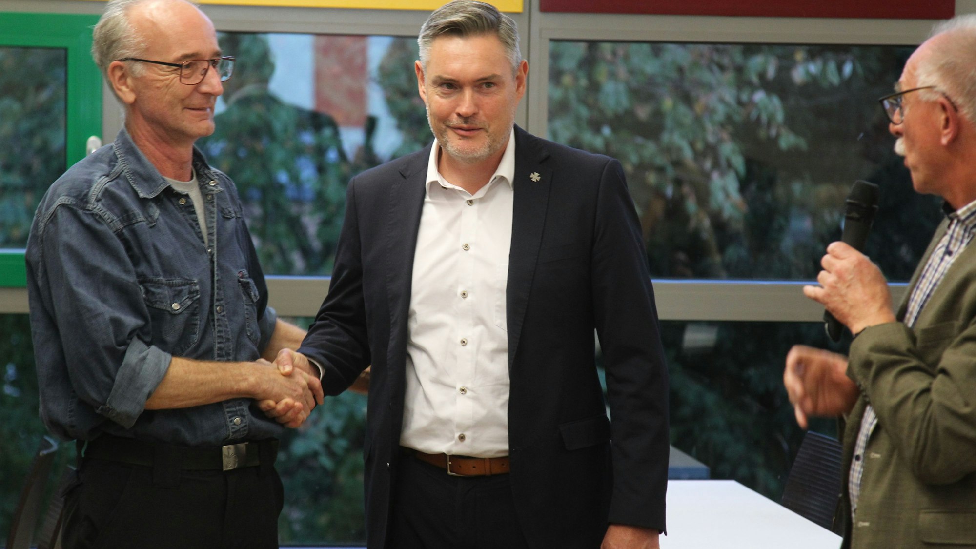 Bei der Stichwahl in der Kommune Much hat Karsten Schäfer (Mitte) mit 54,1 Prozent gegen Thomas Glass (l.) gewonnen.