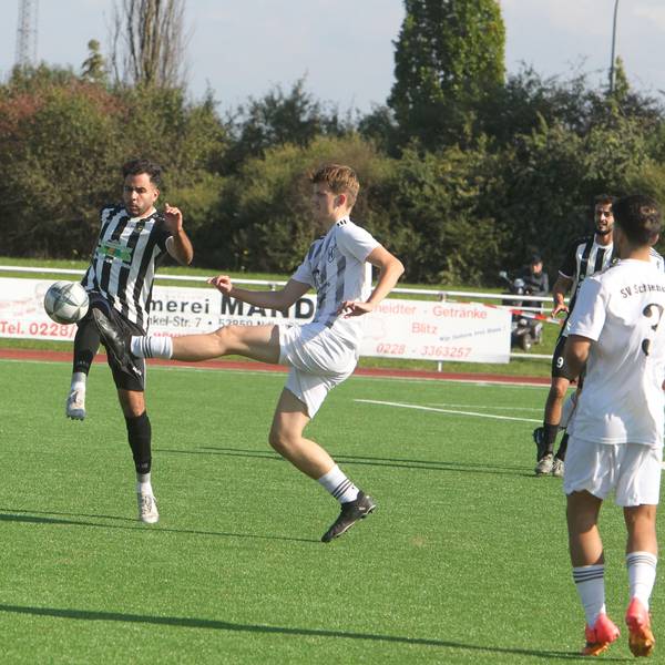 Mondorfs Haytam Bouskouchi (l.) kommt hier gegen seinen Schlebuscher Gegenspieler einen Schritt zu spät.