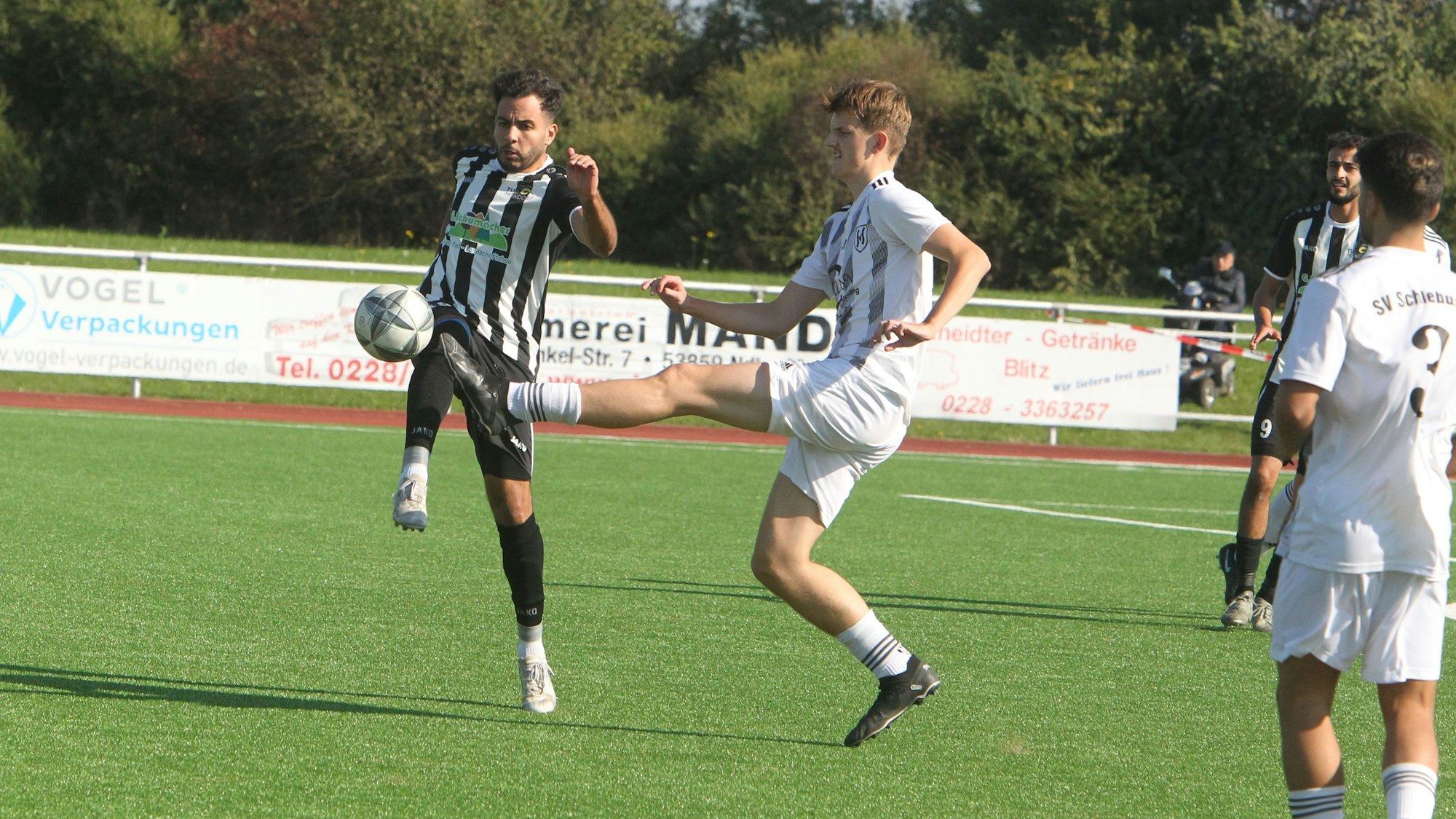 Mondorfs Haytam Bouskouchi (l.) kommt hier gegen seinen Schlebuscher Gegenspieler einen Schritt zu spät.