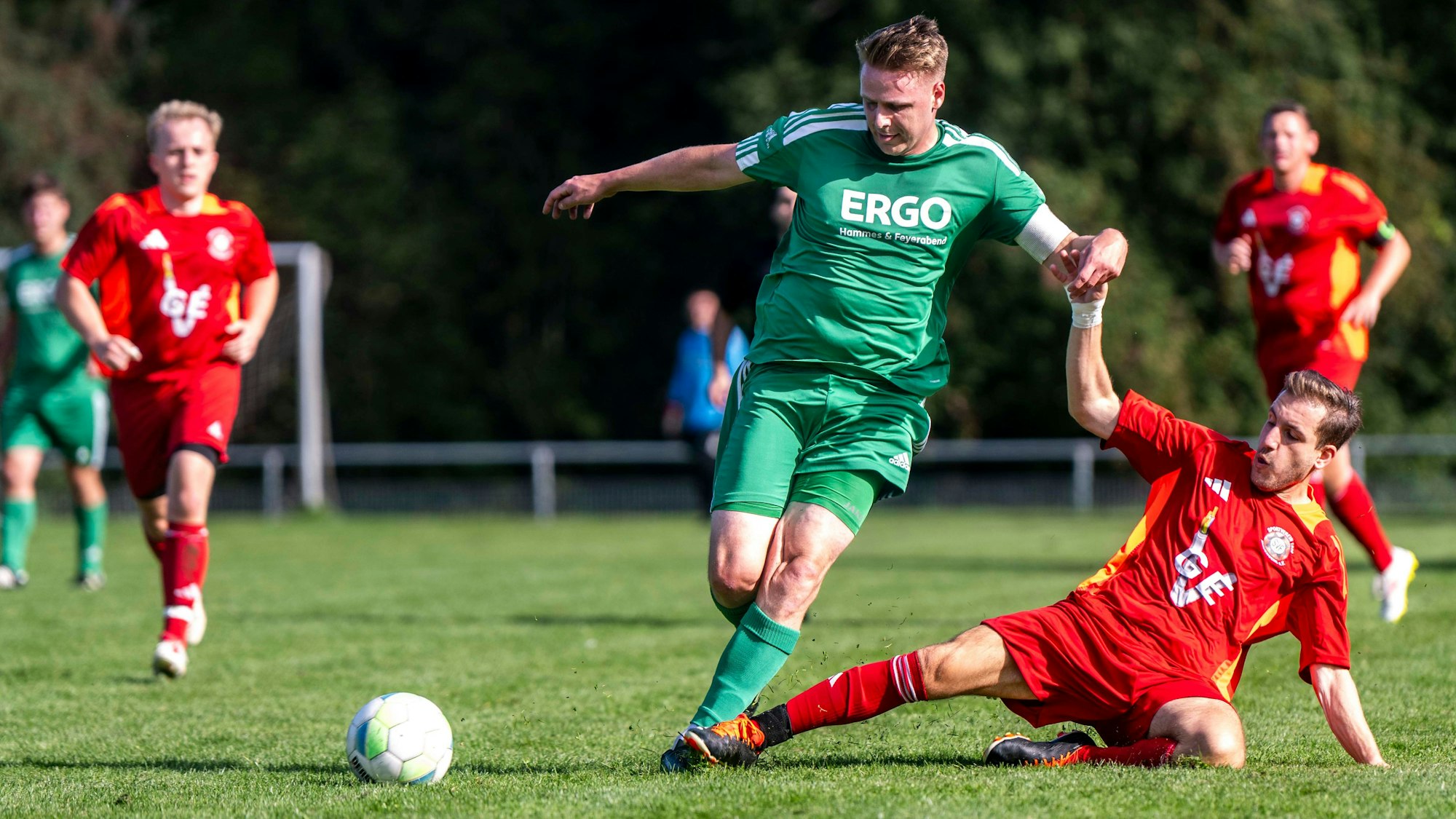 Das Bild zeigt Stürmer Knebel, der sich gegen seinen Frauenberger Gegner durchsetzt.