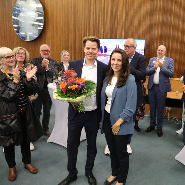 Menschen applaudieren dem künftigen Landrat des Rheinisch-Bergischen Kreises: Arne von Boetticher (CDU) mit Ehefrau Angela.