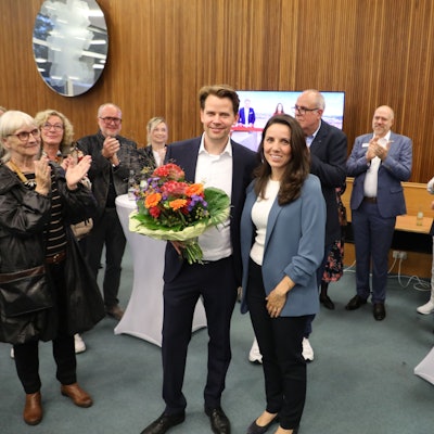 Menschen applaudieren dem künftigen Landrat des Rheinisch-Bergischen Kreises: Arne von Boetticher (CDU) mit Ehefrau Angela.