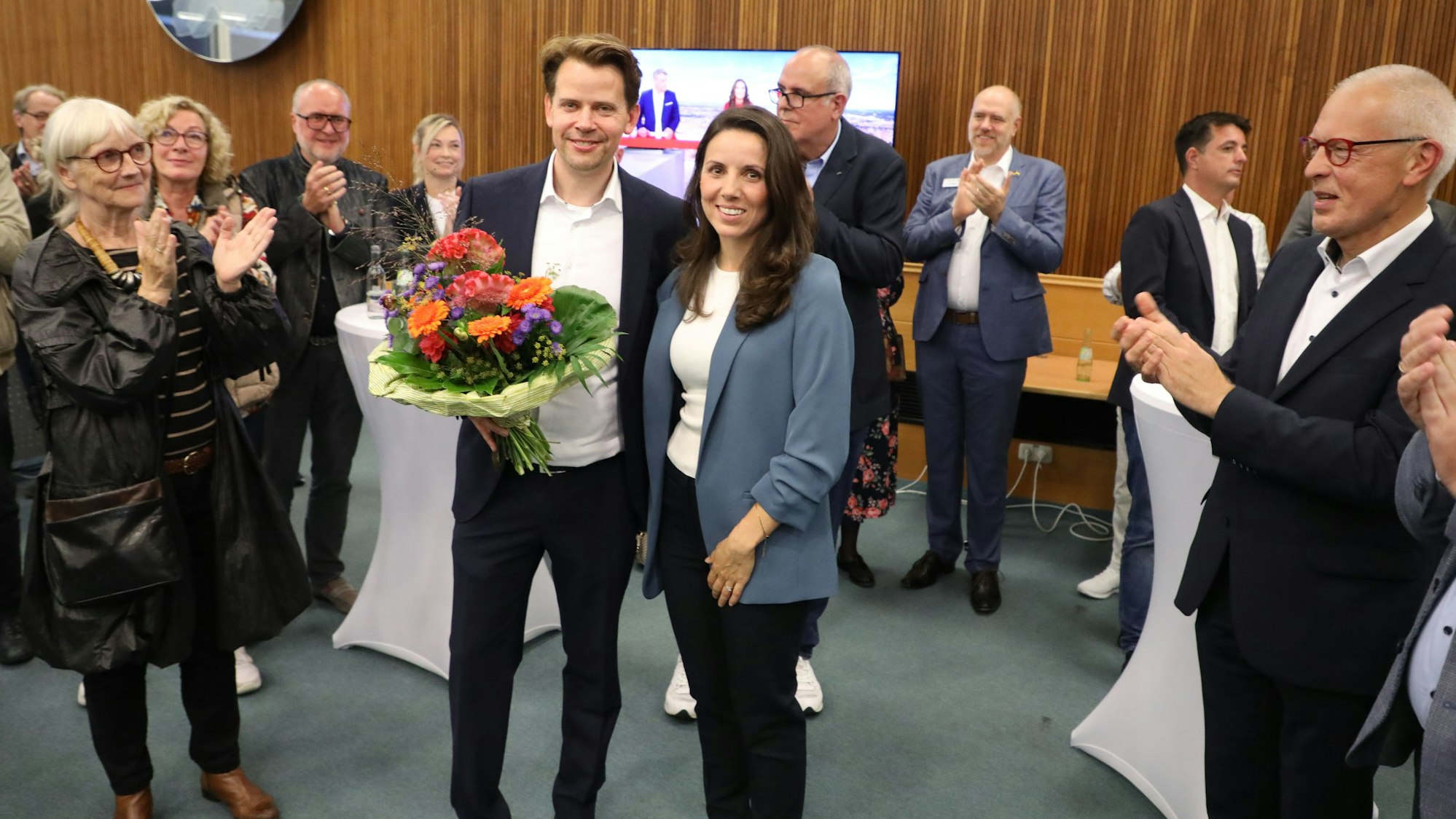 Menschen applaudieren dem künftigen Landrat des Rheinisch-Bergischen Kreises: Arne von Boetticher (CDU) mit Ehefrau Angela.