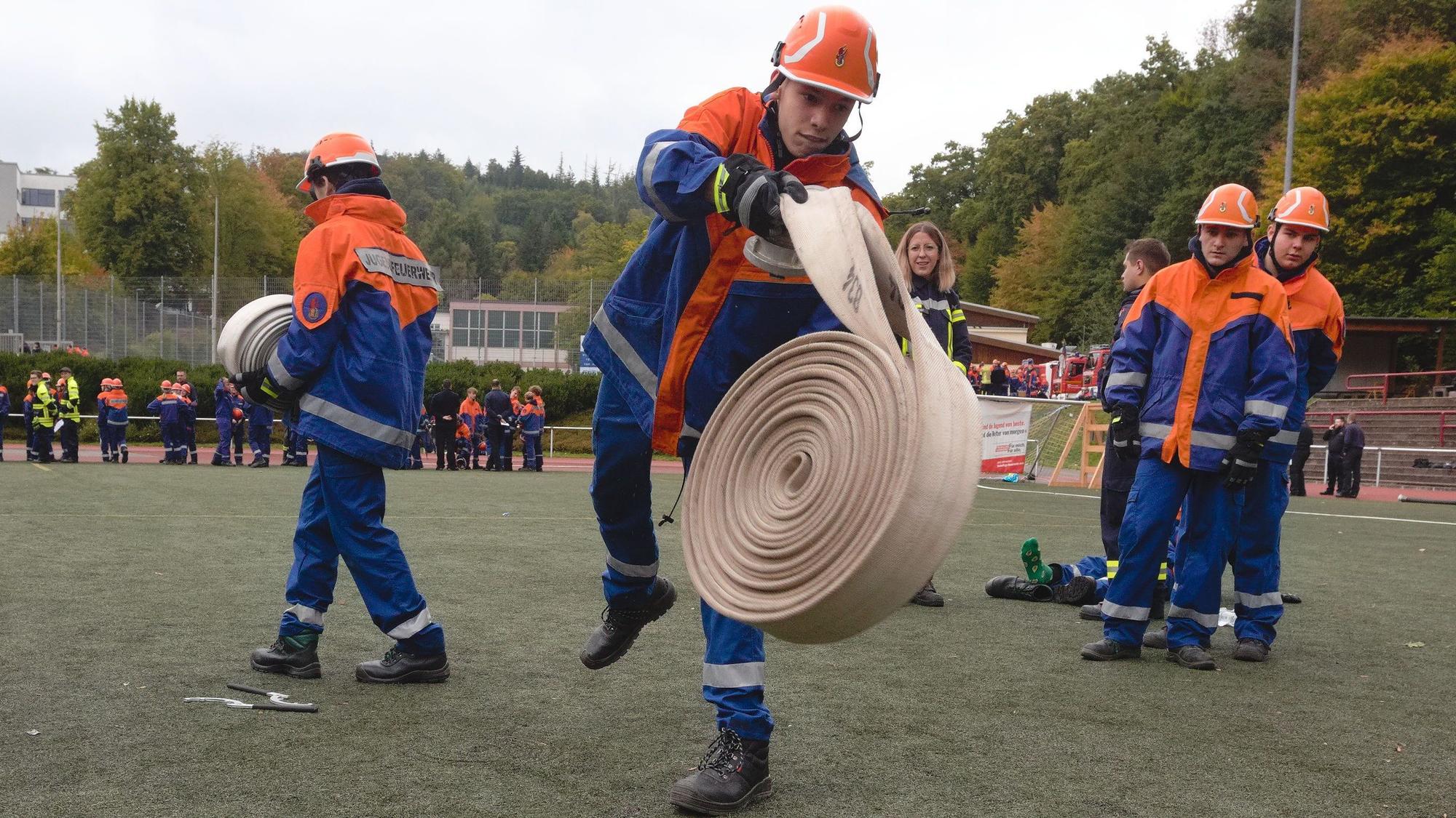Der Feuerwehrnachwuchs in Aktion auf der Lochwiese in Gummersbach.