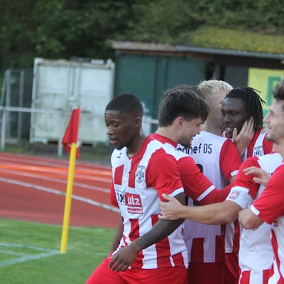 Oshumah Ishue hat soeben den Elfmeter für den FC Hennef zum 1:0 verwandelt.