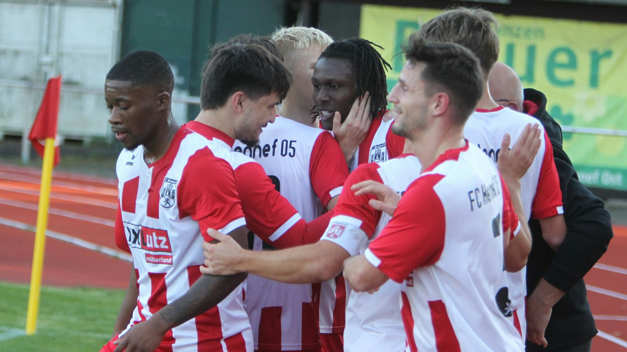 Oshumah Ishue hat soeben den Elfmeter für den FC Hennef zum 1:0 verwandelt.