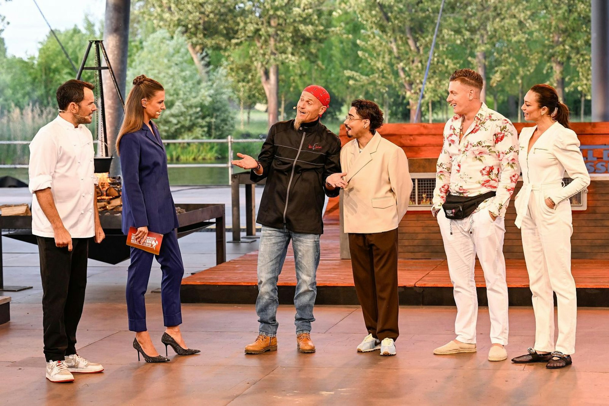 Unter der Führung von Koch-Coach Ralf Zacherl wollten Lilly Becker, Calvin Kleinen und Tommy Bauer (von rechts) Steffen Henssler besiegen. (Bild: RTL / Markus Hertrich)