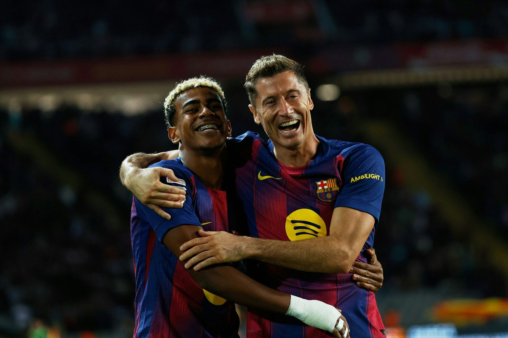 Yamal und Lewandowski feiern das zweite Tor.