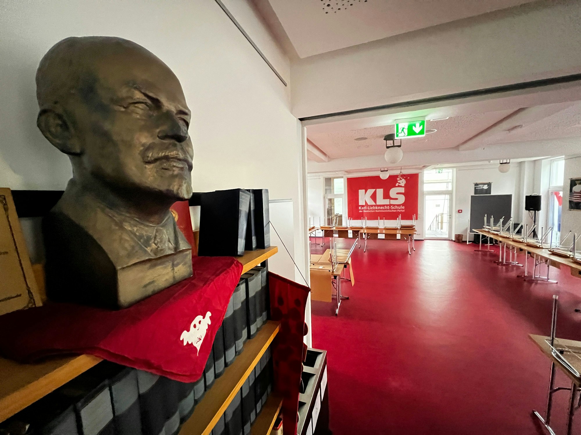 Ein Hauch von DDR weht noch in der Karl-Liebknecht-Schule der DKP im Haus der Kulturvereinigung Am Stadtpark. Hier laufen Kommunismus-Seminare.