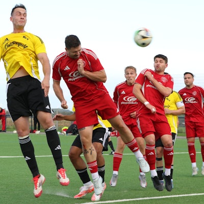 Das Bild zeigt den Kopfball vor dem vierten Zülpicher Treffer.