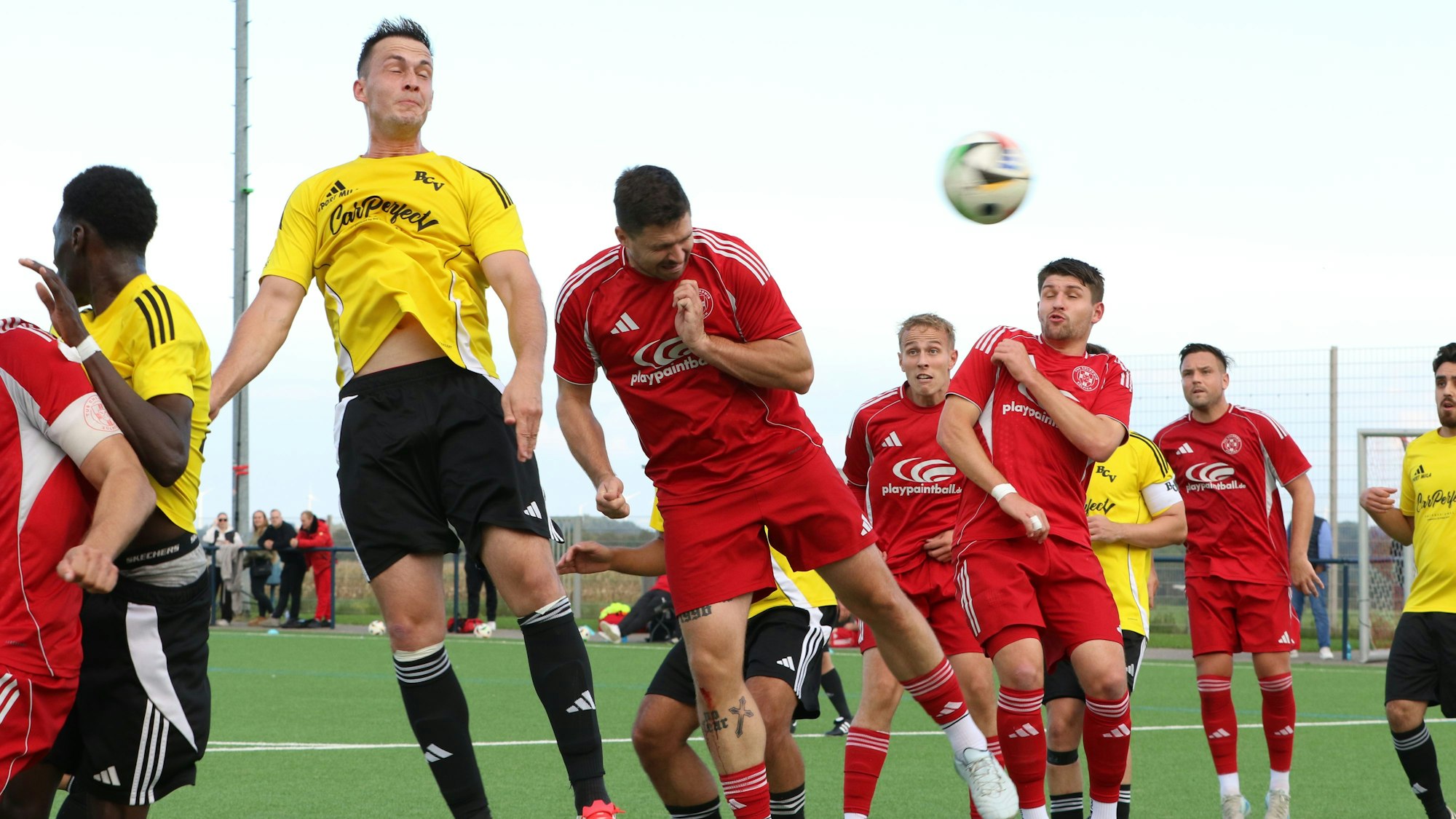 Das Bild zeigt den Abwehrspieler bei einem Kopfball nach einer Ecke.