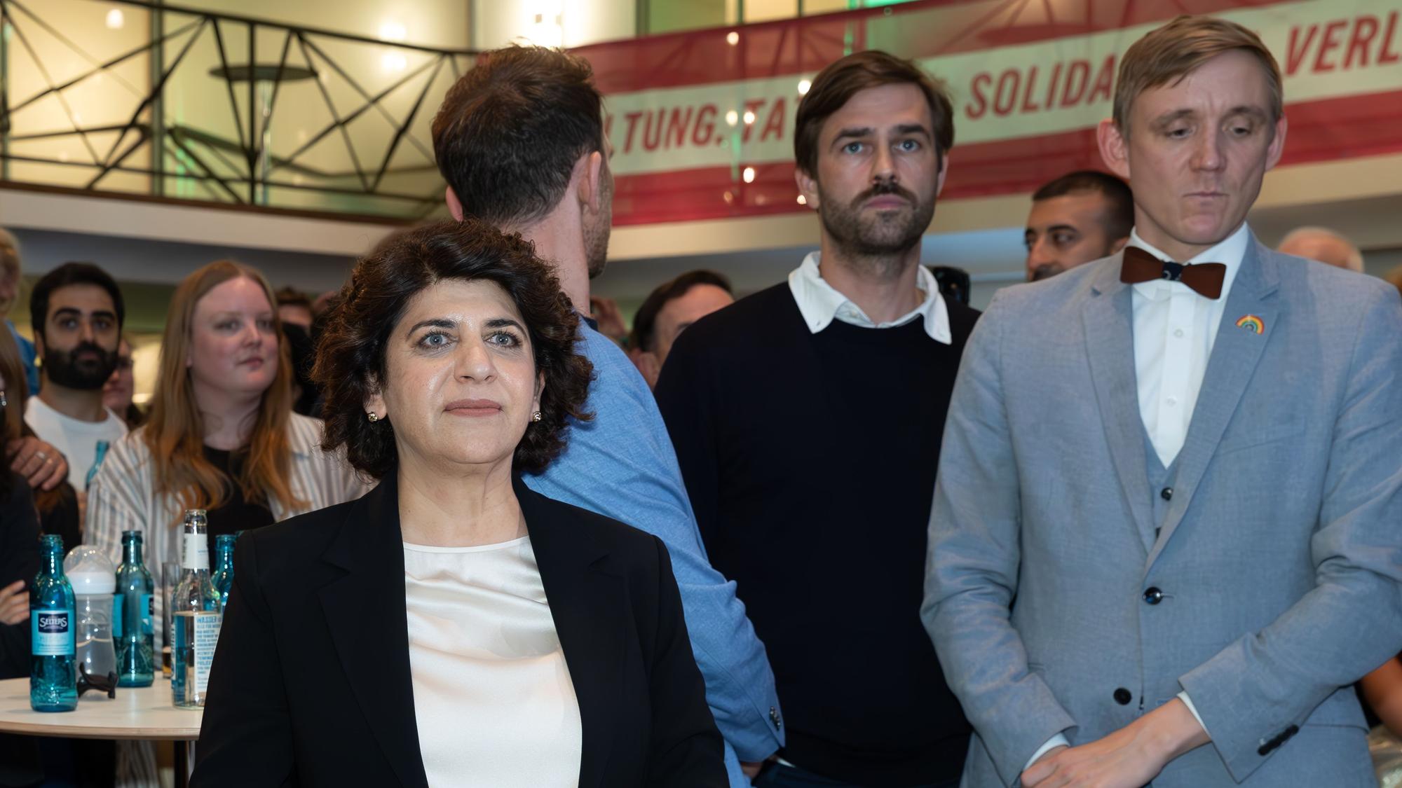28.09.2025
Köln:
Kommunalwahl2025 Wahlabend der Kölner Grünen im Gürzenich. Oberbürgermeisterkandidatin Berîvan Aymaz und ihre Partei Bündnis 90/Die Grünen verfolgen den Ausgang der Stichwahl im Gürzenich.
Berîvan Aymaz hat verloren
Foto: Martina Goyert