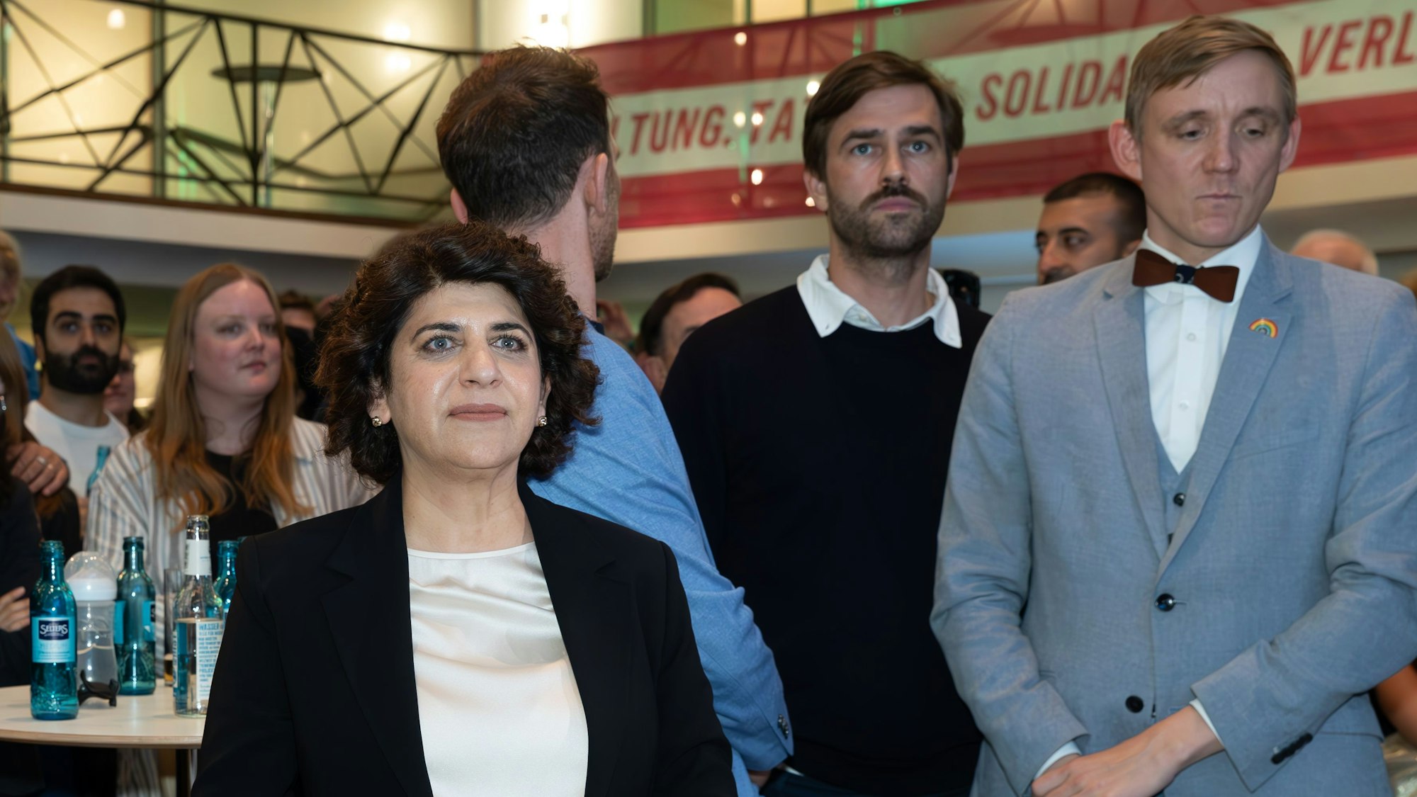 28.09.2025
Köln:
Kommunalwahl2025 Wahlabend der Kölner Grünen im Gürzenich. Oberbürgermeisterkandidatin Berîvan Aymaz und ihre Partei Bündnis 90/Die Grünen verfolgen den Ausgang der Stichwahl im Gürzenich.
Berîvan Aymaz hat verloren
Foto: Martina Goyert