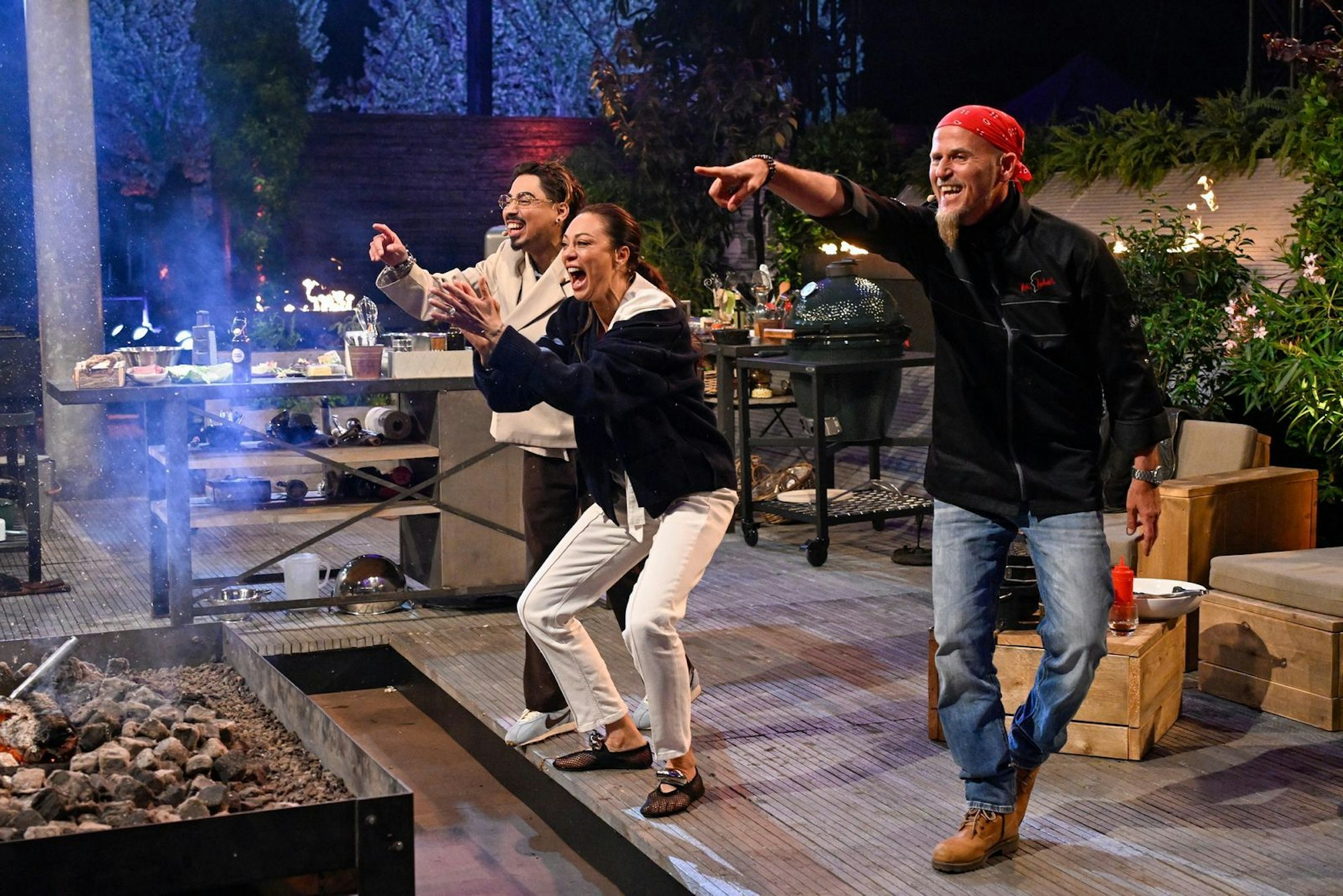 Nach Kleinens Sieg gab es bei der Promi-Crew, aber auch beim Publikum kein Halten mehr. (Bild: RTL / Markus Hertrich)