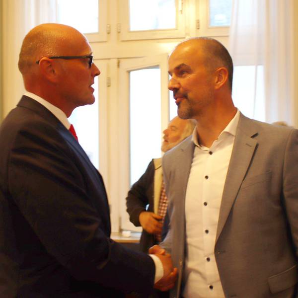Guido Waters und Sebastian Glatzel schütteln sich die Hände.
