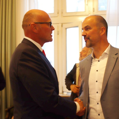 Guido Waters und Sebastian Glatzel schütteln sich die Hände.