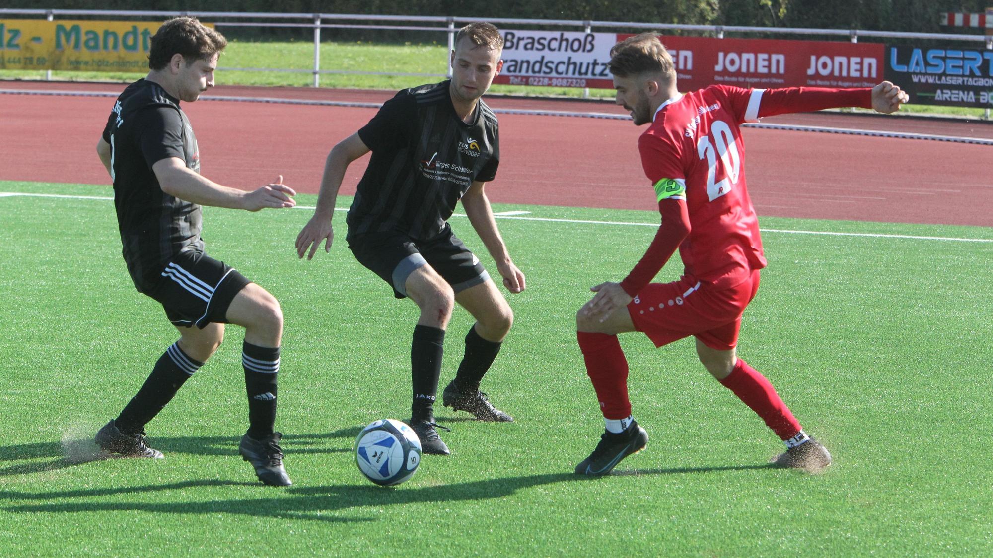 Die Mondorfer Gino Lauriola und Maximilian Drews gegen Müllekovens Fabio Klose (v.l.).