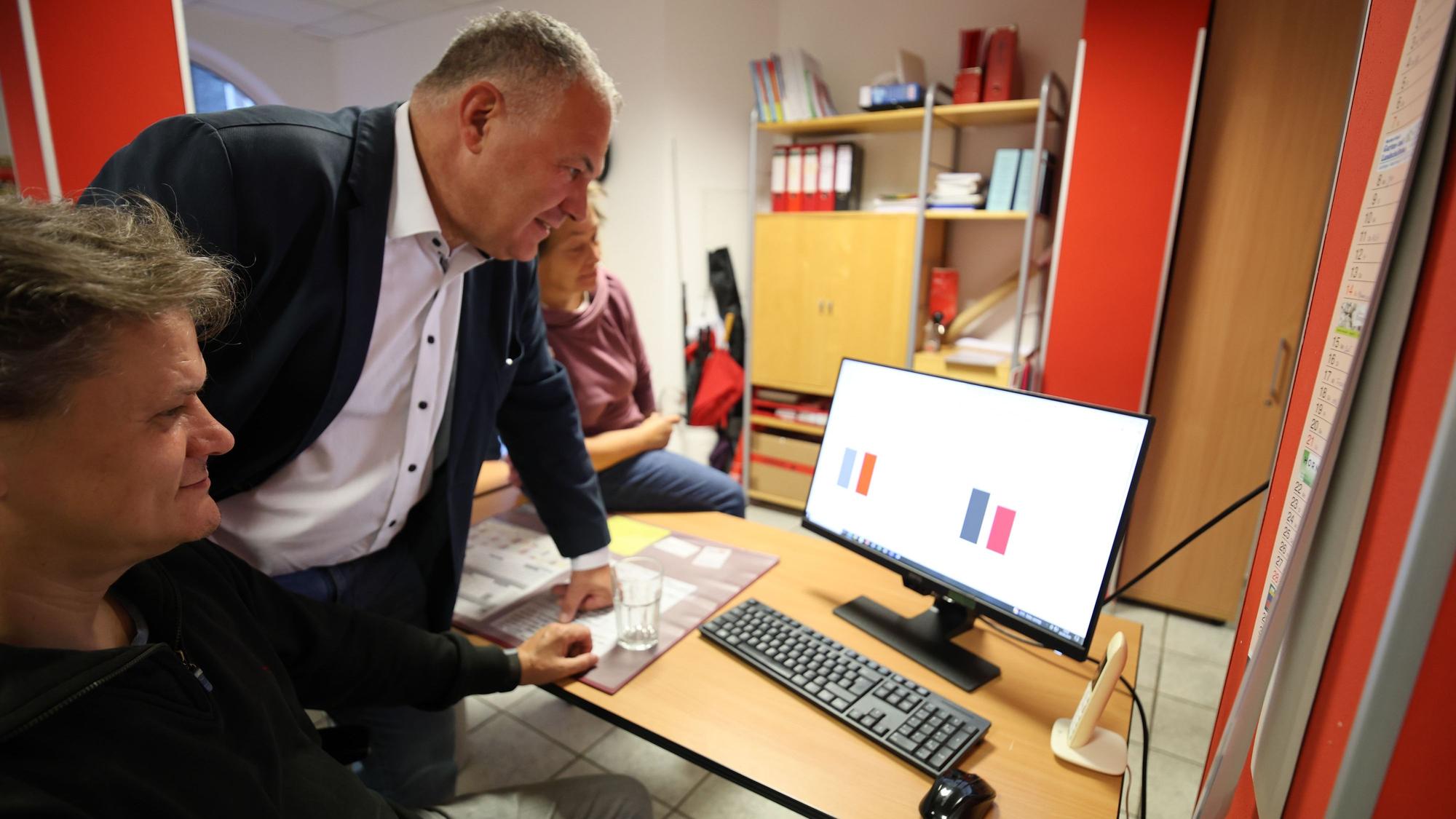 Frank Steffes verfolgt die Ergebnisse auf einem Bildschirm in der SPD-Zentrale.