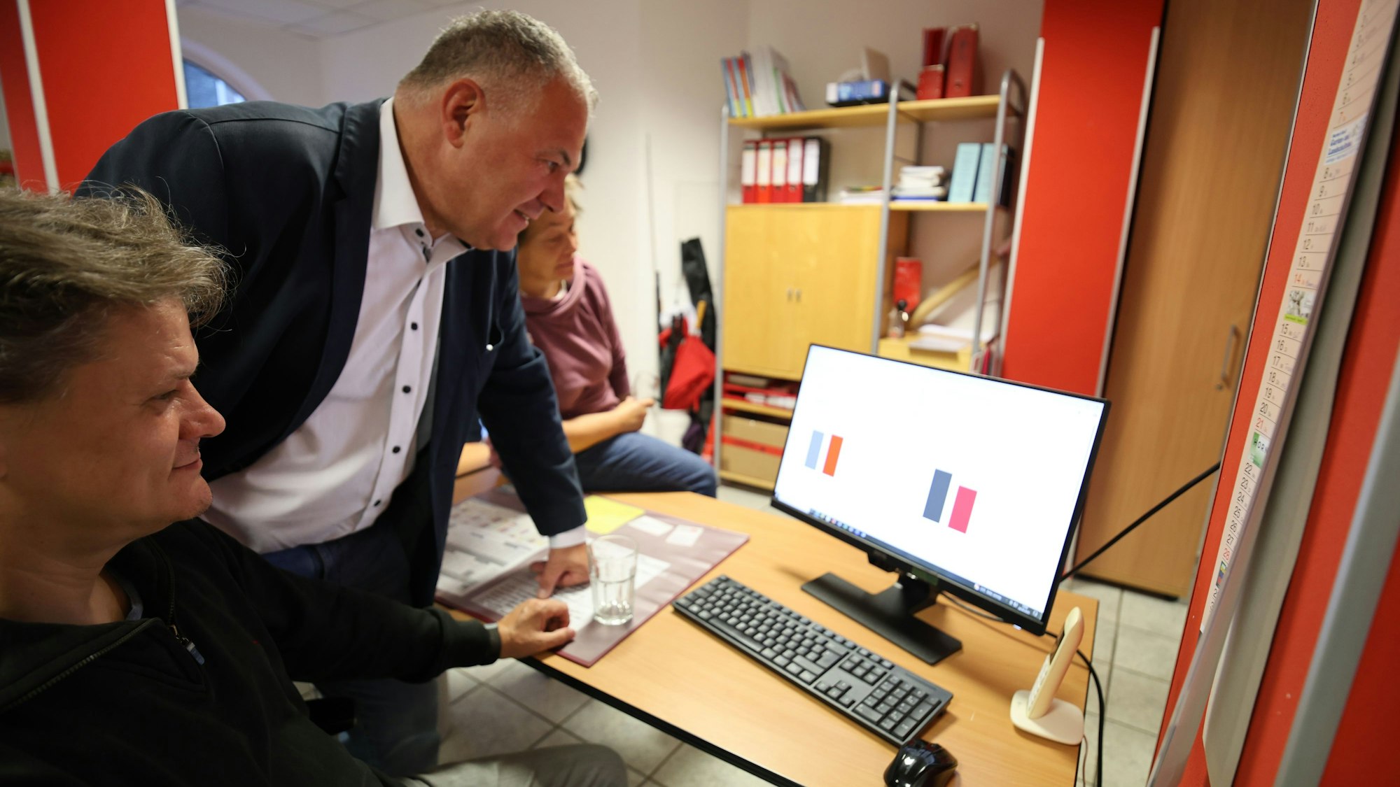 Frank Steffes verfolgt die Ergebnisse auf einem Bildschirm in der SPD-Zentrale.