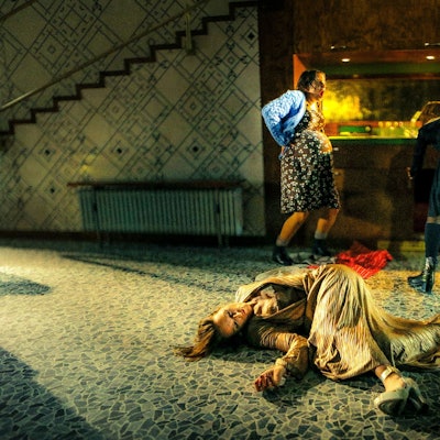 Szene aus Jon Fosses absurdes Familienstück „Der Name“ am Schauspiel Köln